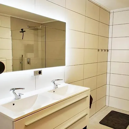 Apartment Modern 3 Bedroom Near Castle