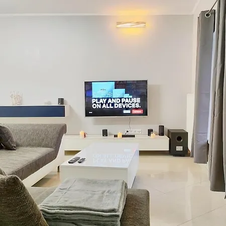 Apartment Modern 3 Bedroom Near Castle